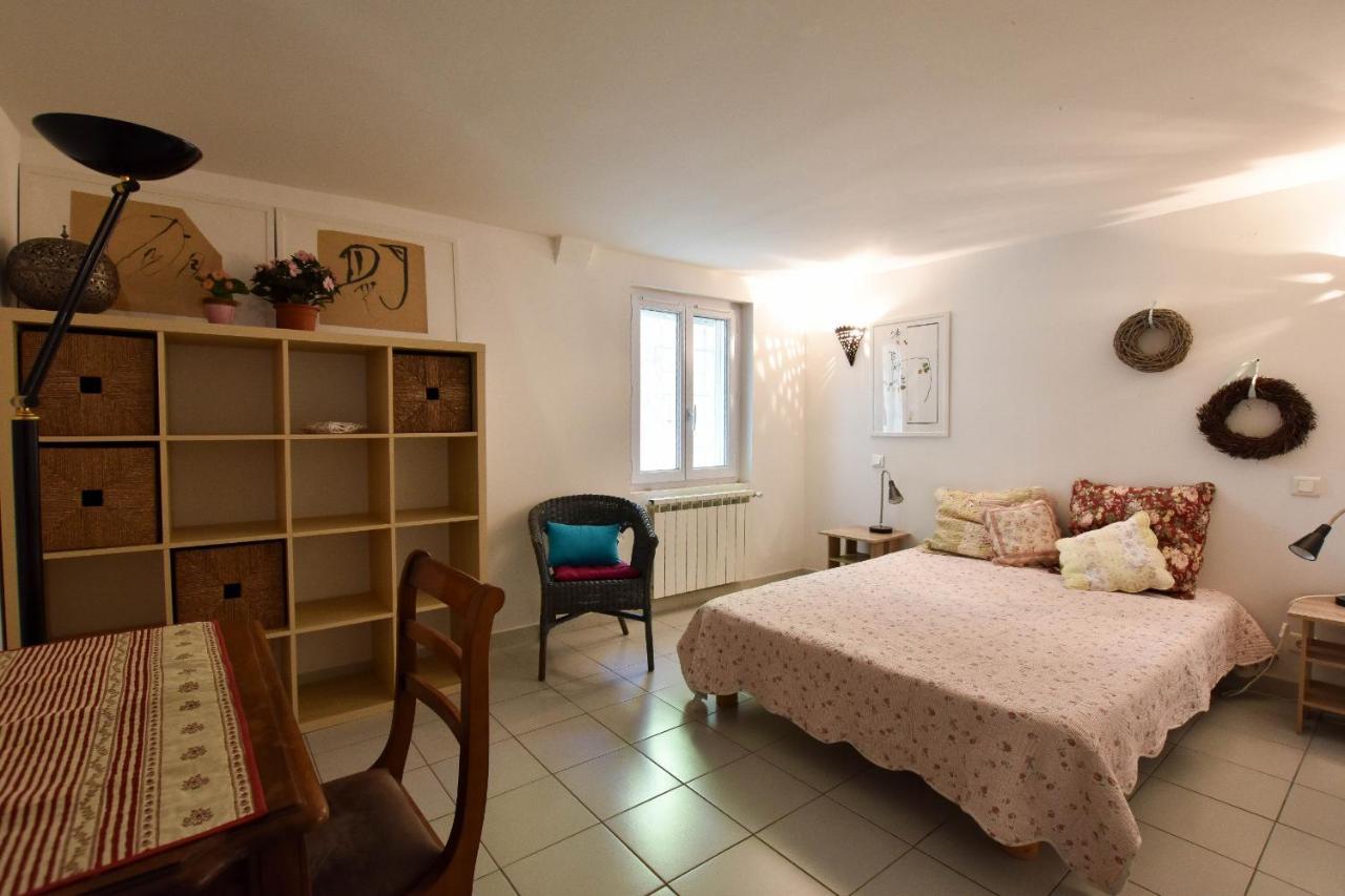 Ferienwohnung Moulin Rose, Parking - Jardin Arles Exterior foto