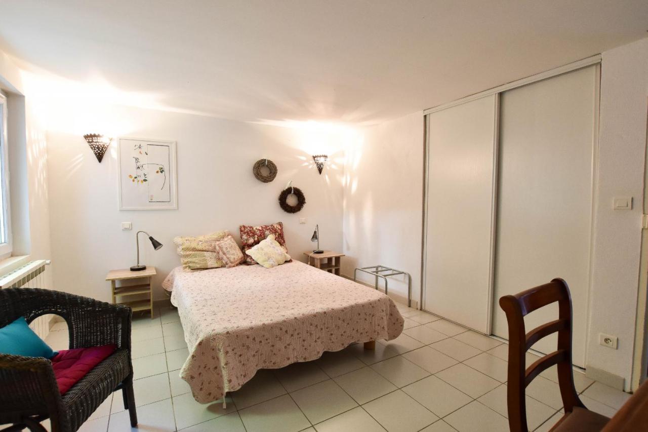 Ferienwohnung Moulin Rose, Parking - Jardin Arles Exterior foto